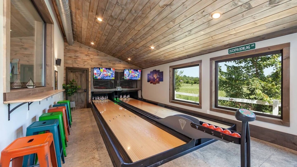 Wears Valley House | Waterfront Lodge - Bowling, Pool, Mtn Views