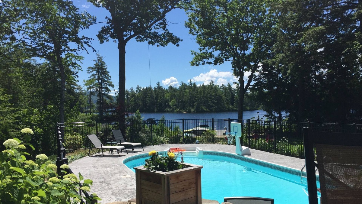 Center Conway House | Waterfront Log Cabin with Pool on Conway Lake