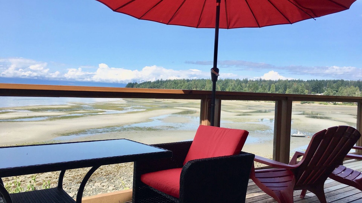 Gillies Bay Cottage | Waterfront Log Cabin, Steps to beach, Texada Island, Gulf Islands