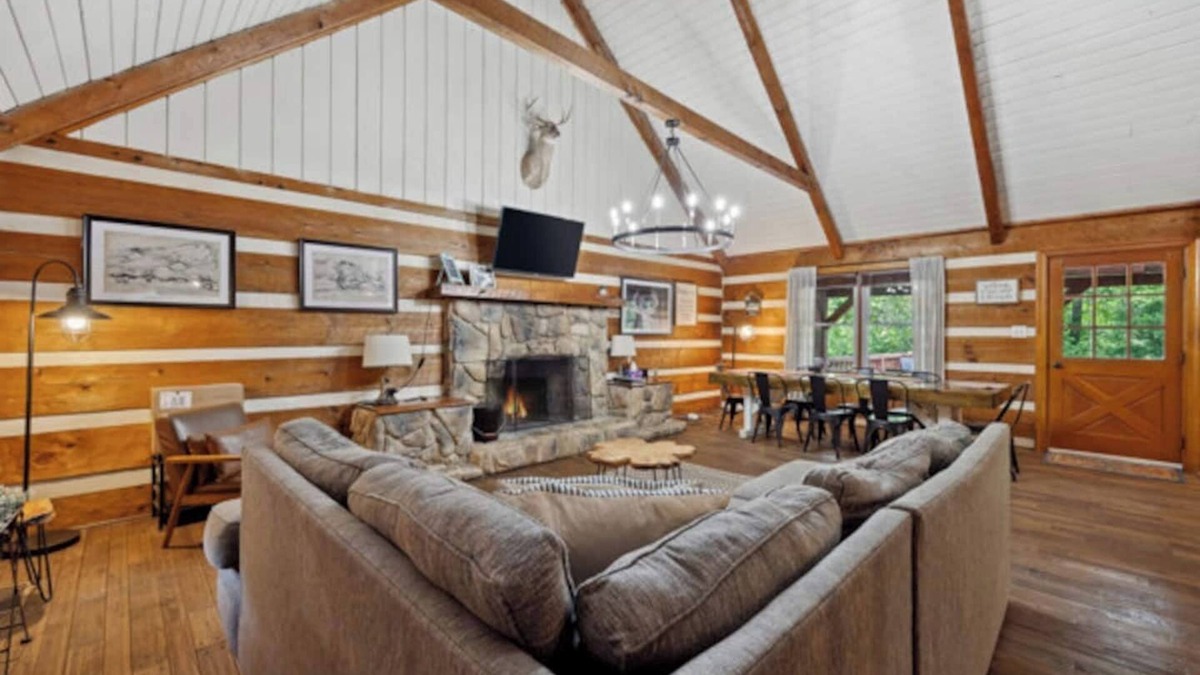 Fishers Hill House | Waterfront Log Home Hot Tub Flat yard w/Volleyball Fire Pit & Tubes for Floating