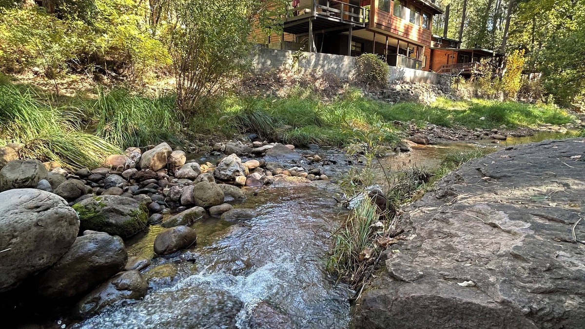 Kohls Ranch Cabin | Waterfront luxurious midcentury Log cabin