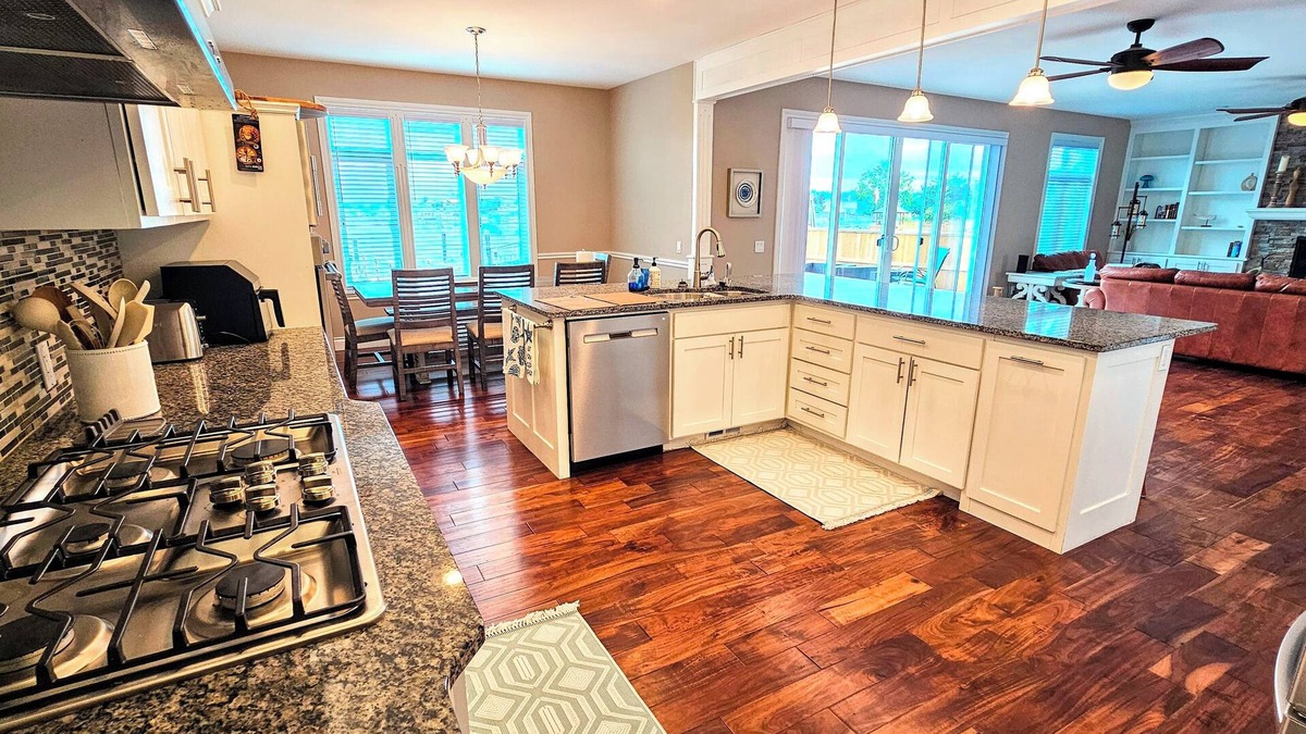 Ferndale House | Waterfront luxury retreat in Sandy point - Private dock - Steps from the beach