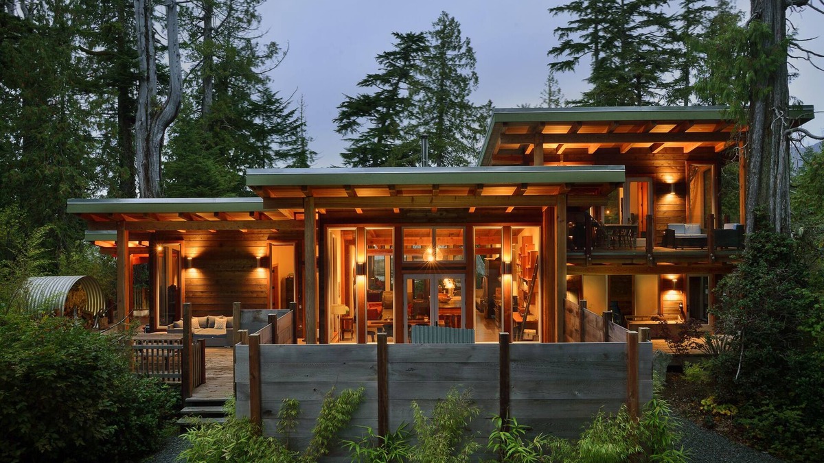 Tofino House | Waterfront Luxury Retreat Hot Tub Sauna