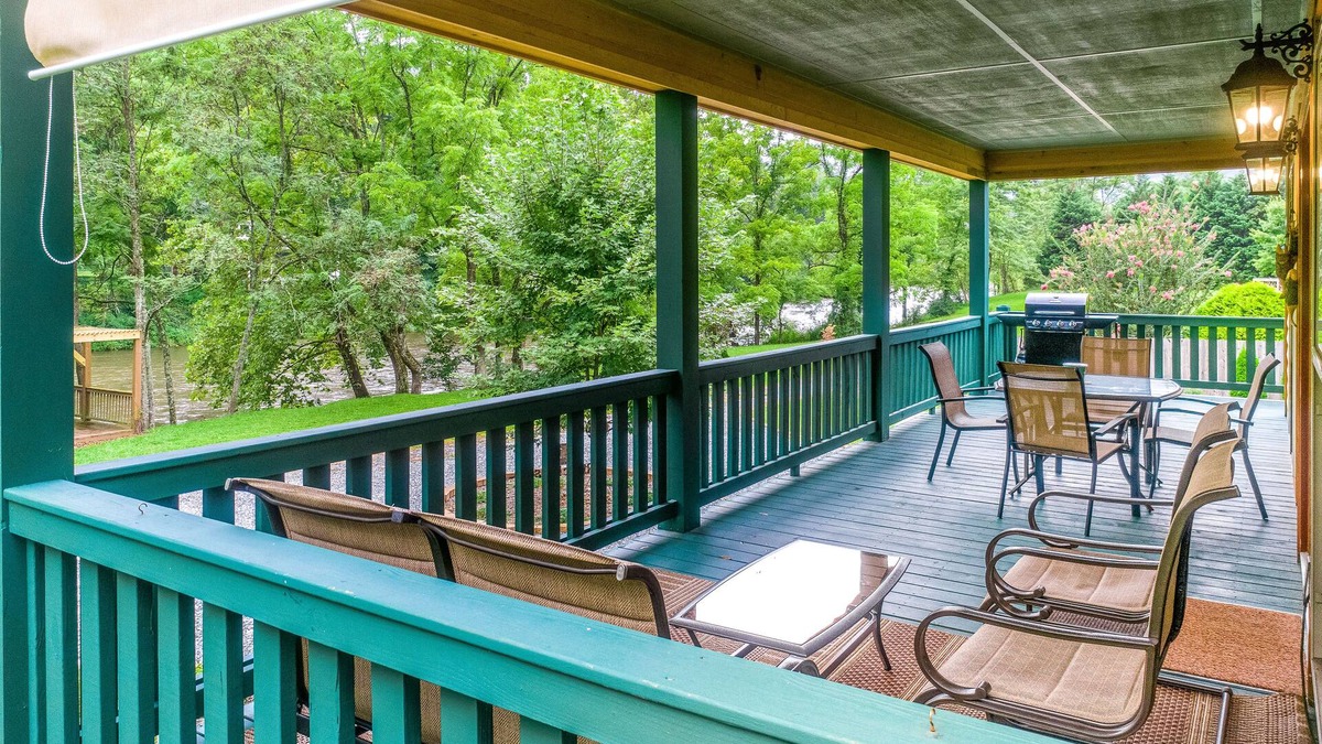 Dillsboro Cabin | Waterfront mountain home right on the river with ample space - Dogs OK