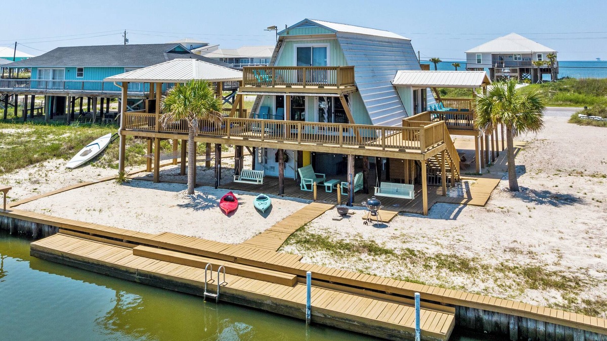 Silver Cay Cottage | Waterfront~Nostalgic Beach Cottage