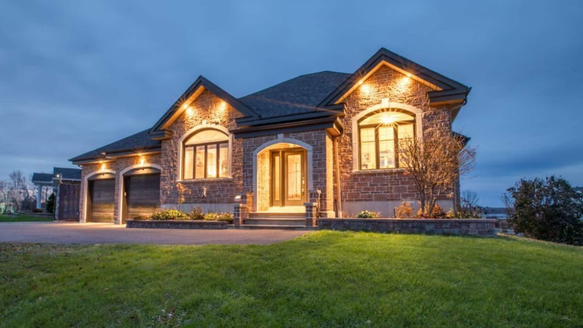East Hawkesbury Villa | Waterfront Oasis: Luxury Retreat Between Ottawa and Montrealnn