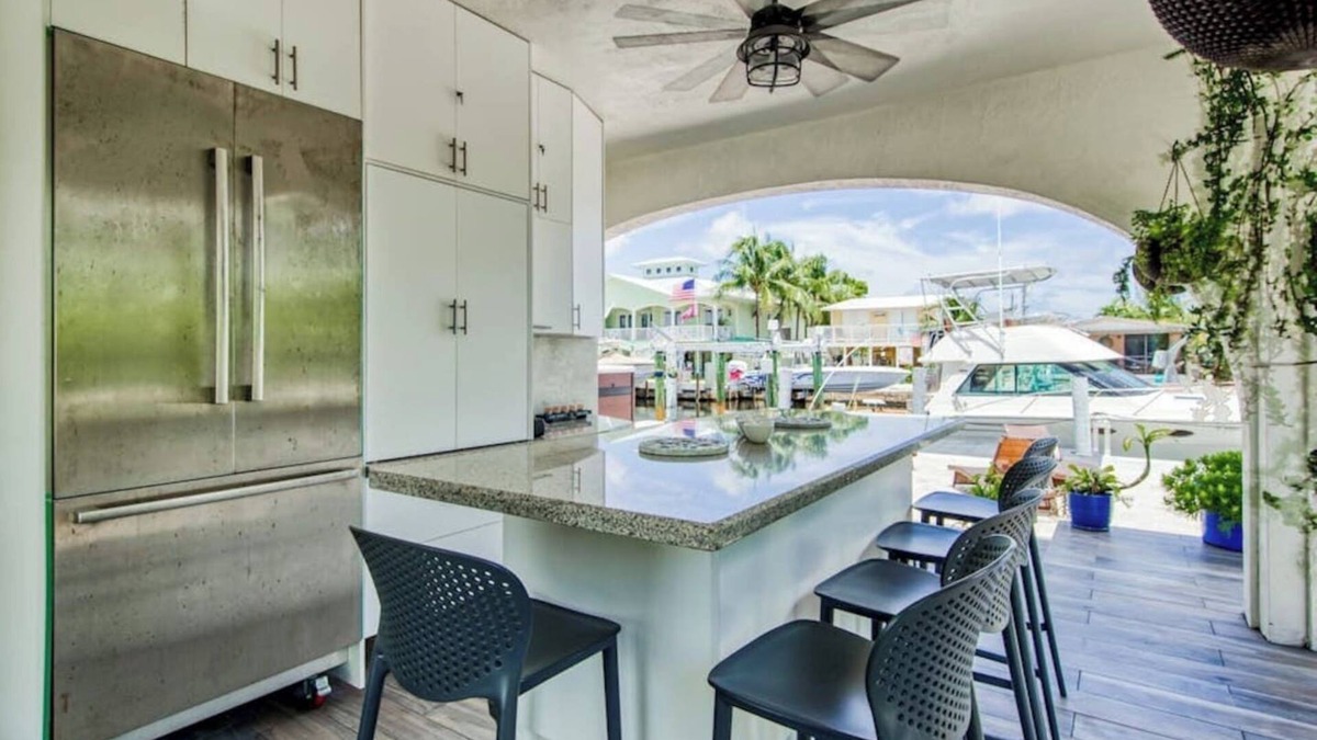 Twin Lakes Apartment | Waterfront Oasis with hot tub!