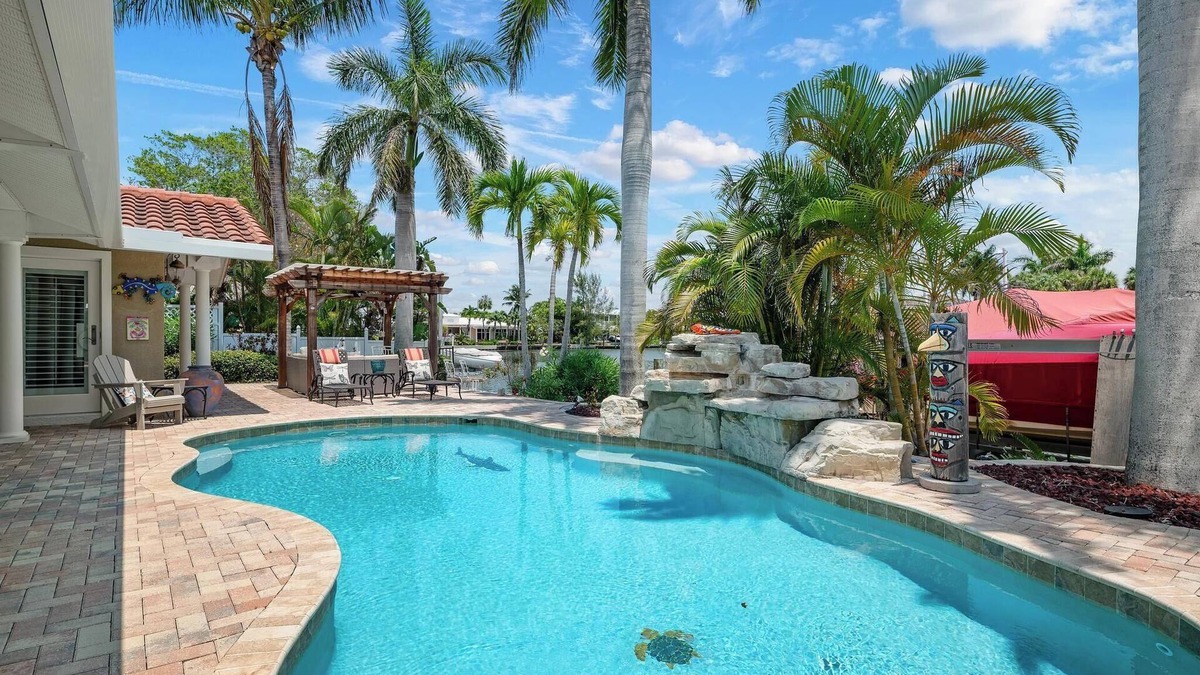 Key Royale House | Waterfront Paradise In The Exclusive Neighborhood Of Key Royale