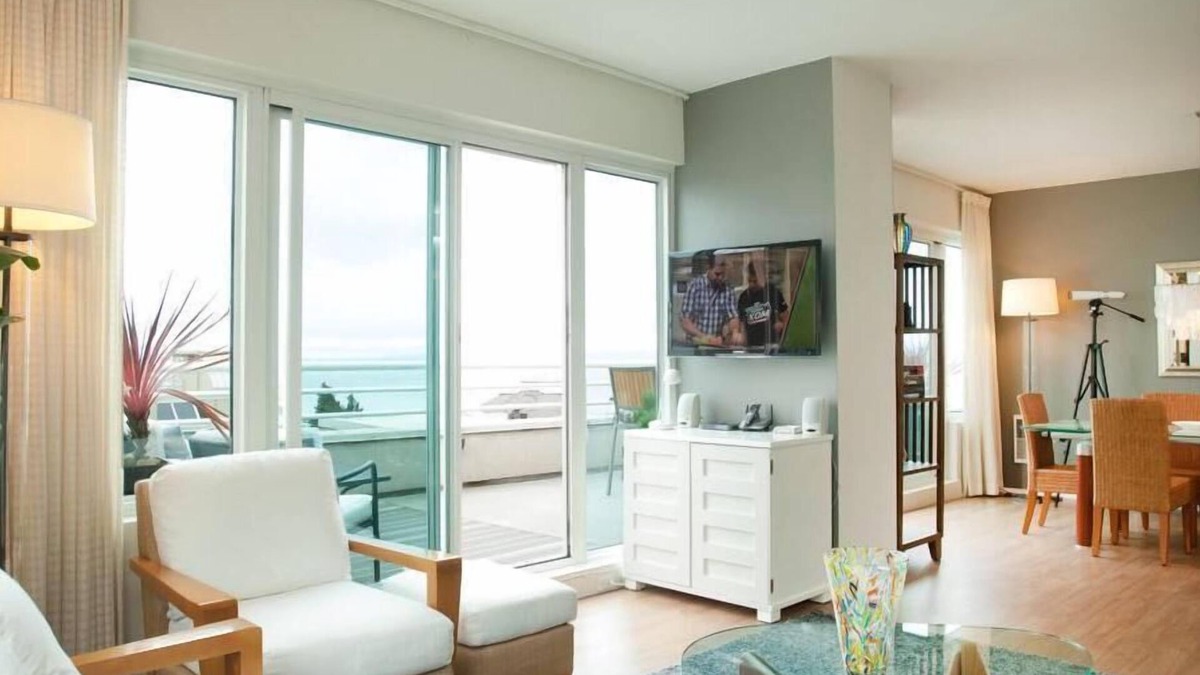 Telegraph Hill Condo | WATERFRONT PENTHOUSE. SPECTACULAR VIEWS, DECKS, PRIVACY, QUIET, PARKING, GYM.