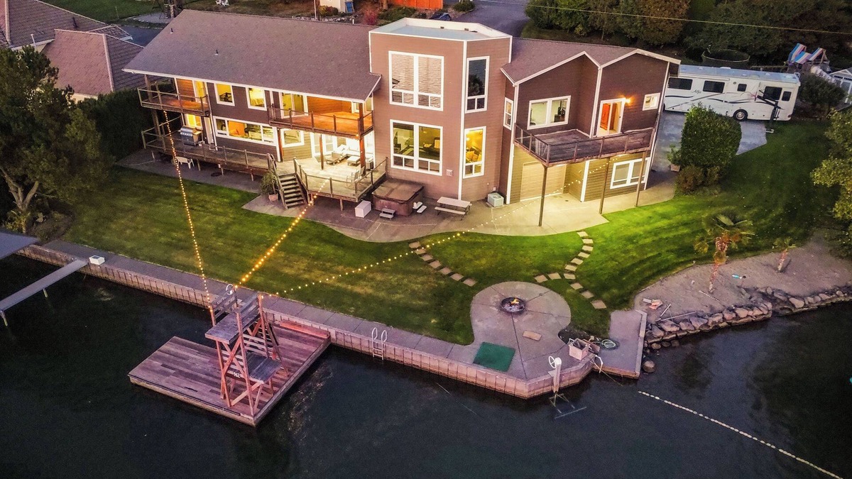Bonney Lake House | Waterfront perfection with multiple bedrooms & bathrooms - 5000 sf