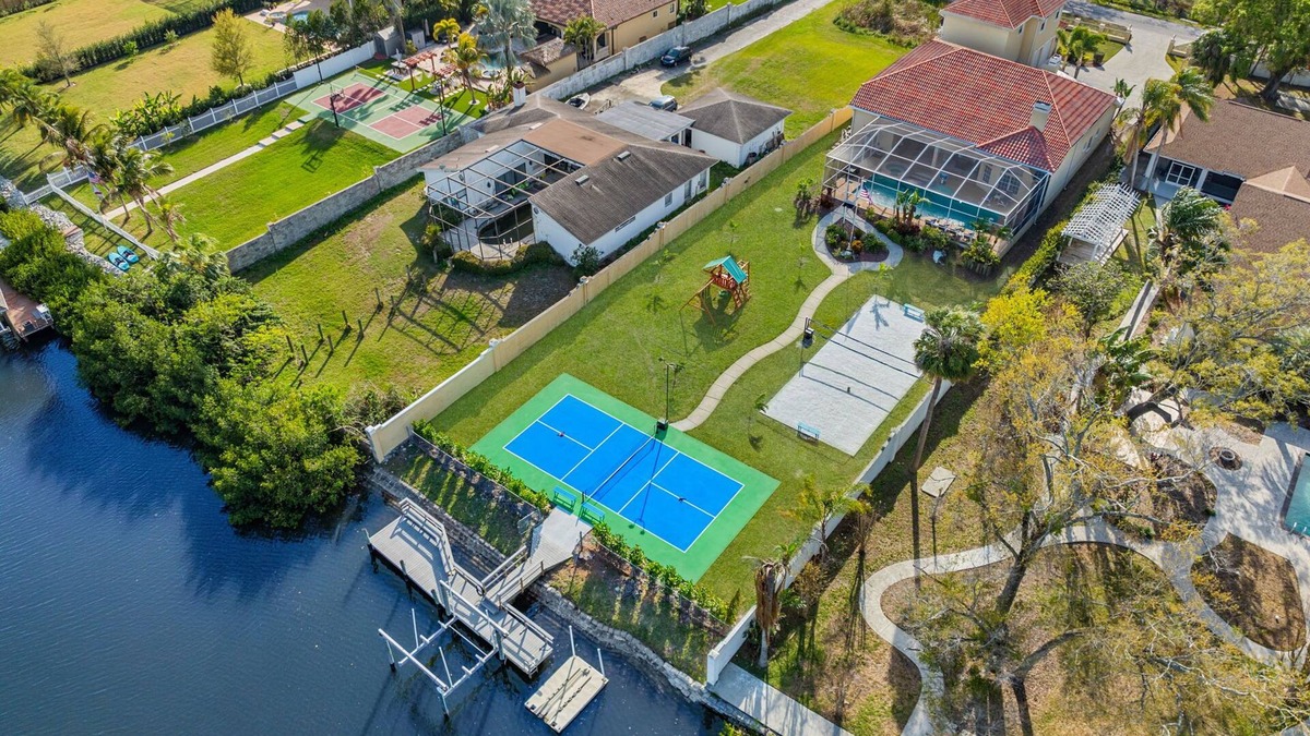 Tampa House | Waterfront * Pool * Pickleball Court * Game Room