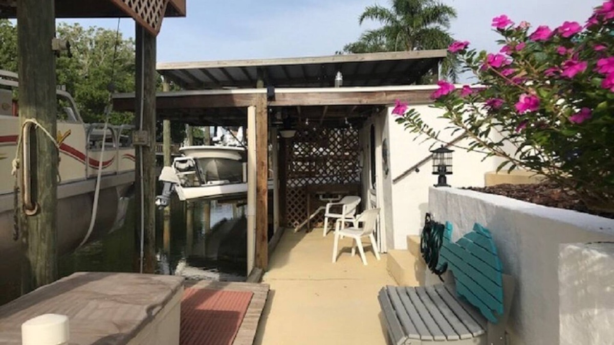 Indian Harbor Estates House | Waterfront private home located in Oak Hill - Edgewater area.