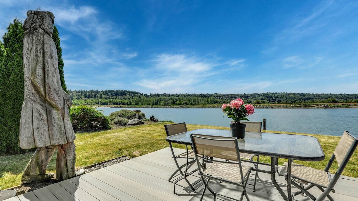 La Conner House | Waterfront rambler. Community beach & boat launch. VIEWS! Great neighborhood!