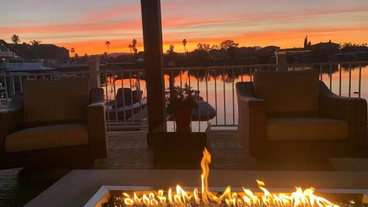 Discovery Bay House | Waterfront Remodeled House close to FAST Water