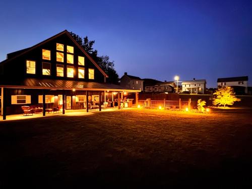 Roscoe House | Waterfront Resort Escape
