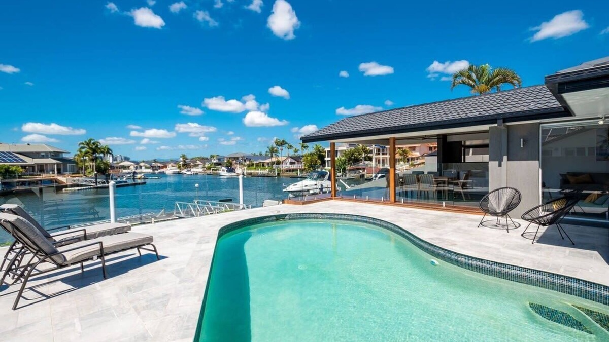 Runaway Bay House | Waterfront Resort-Style Retreat - Runaway Bay