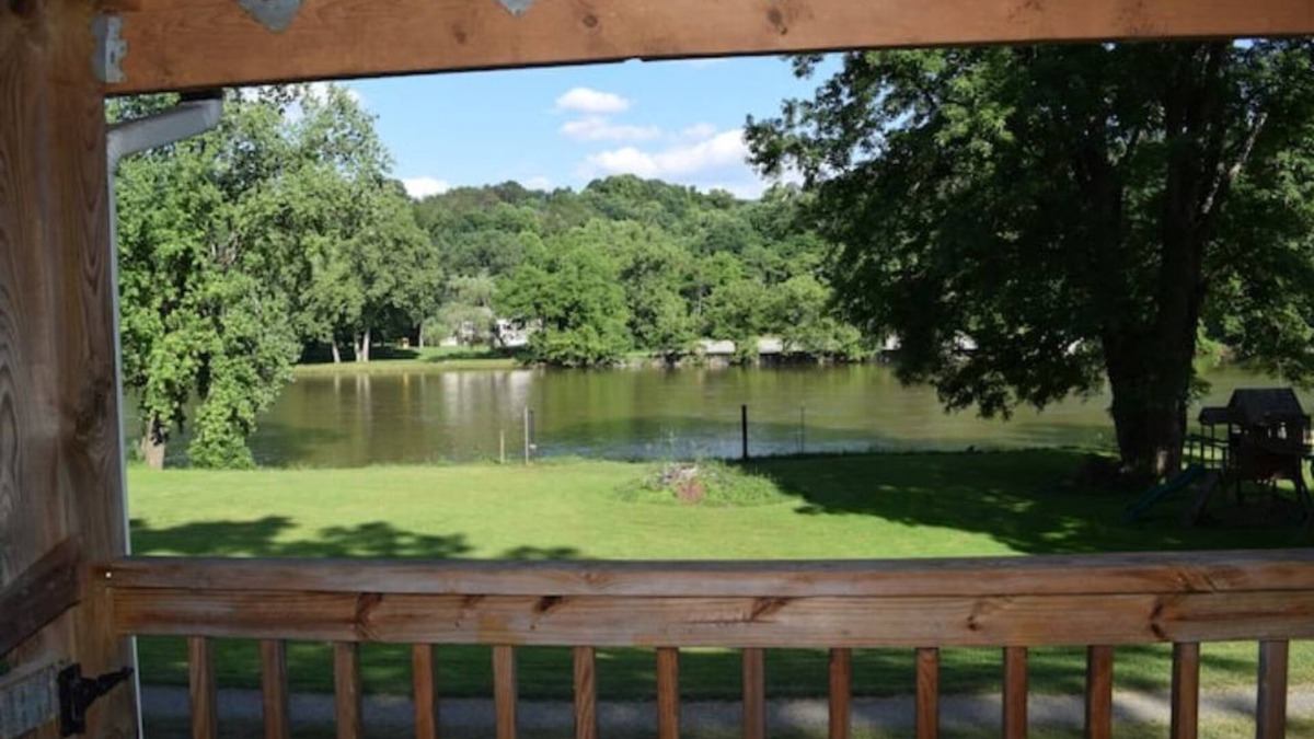 Draper House | Waterfront Retreat on New River/Claytor Lake