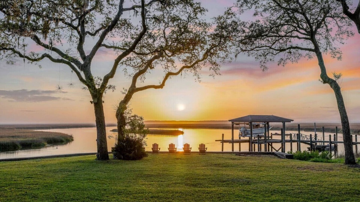 Northside Apartment | Waterfront Retreat Sunrise Views & Fall Vibes