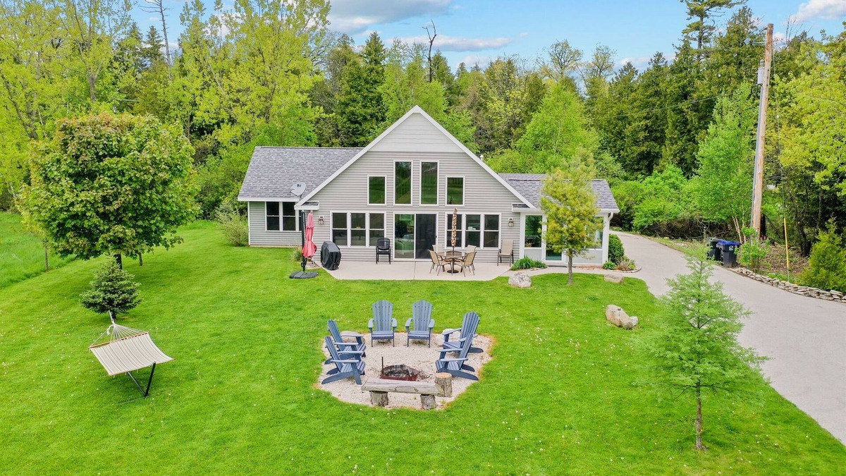 Idlewild House | Waterfront Retreat Private Yard & Fire Pit