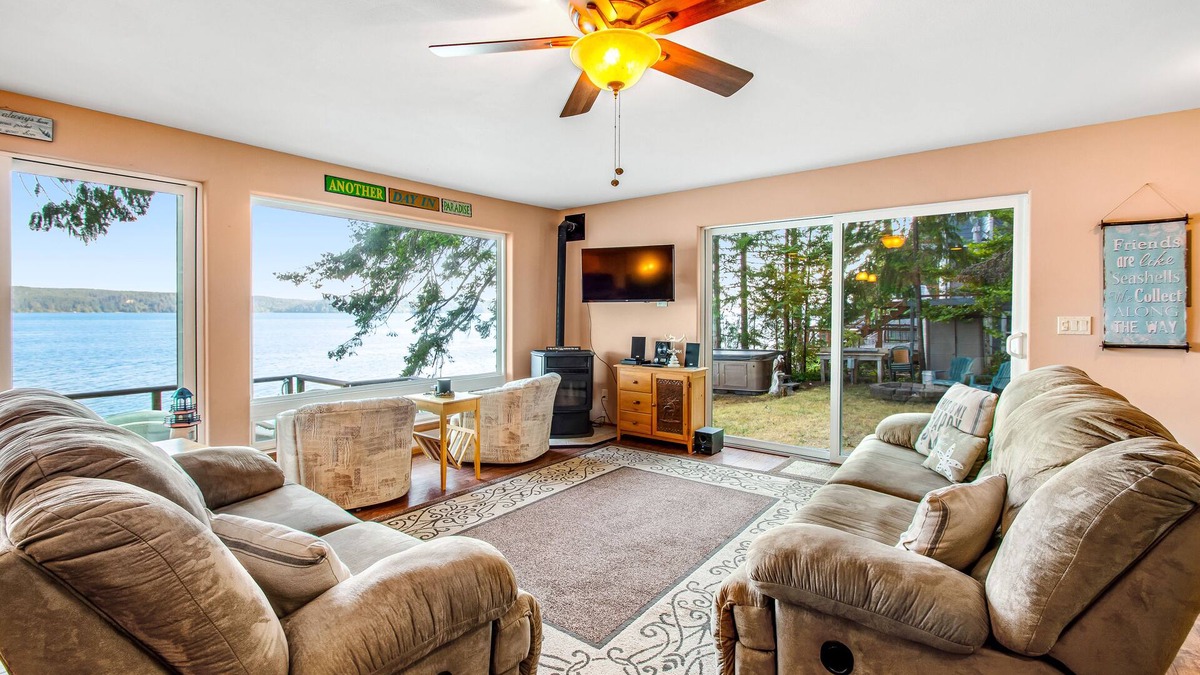 Brinnon House | Waterfront retreat with firepit, grill, deck & washer/dryer