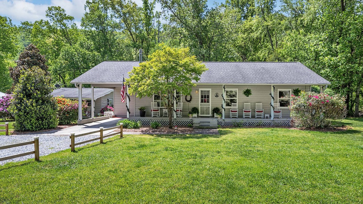 Horse Shoe House | Waterfront River home near Asheville, dog friendly