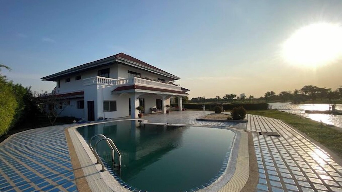 Bang Pakong Villa | Waterfront Royal Villa