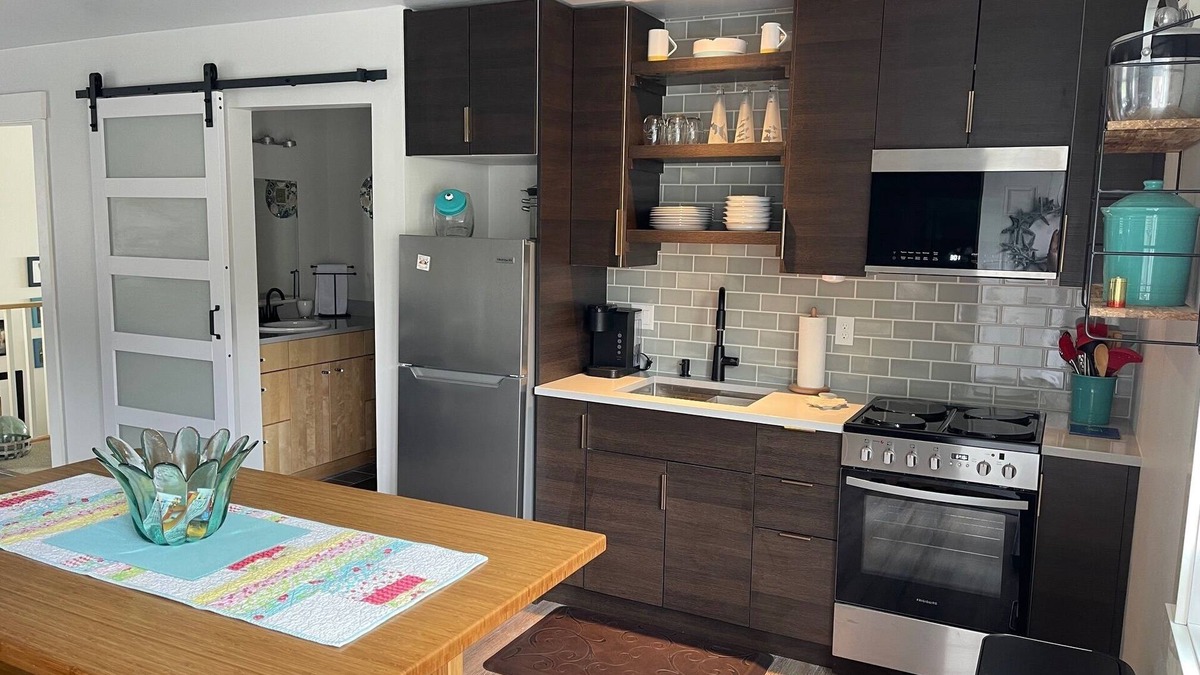 Ketchikan House | Waterfront Seaglass Getaway