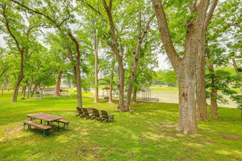 Seguin House | Waterfront Seguin Lake House Near Downtown