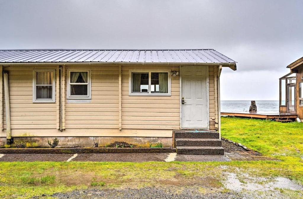 Sekiu House | Waterfront Sekiu Escape - 9 Mi to Neah Bay!