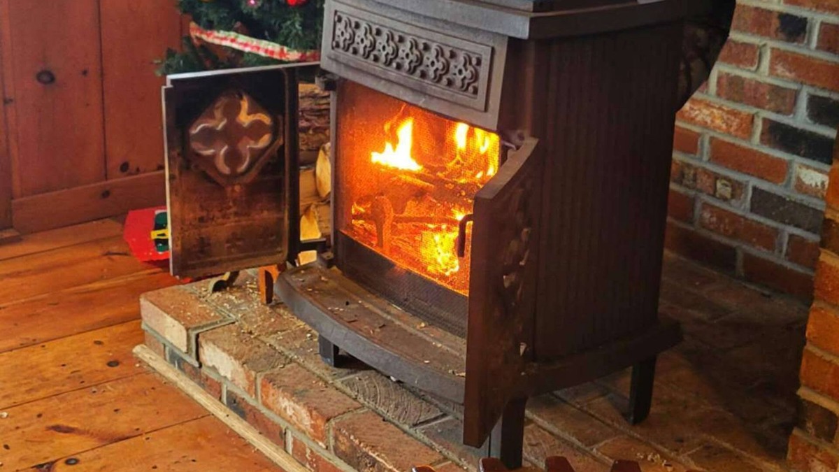 Springfield Cabin | Waterfront Ski Resort Cottage, Arcade Game, Winter Sanctuary