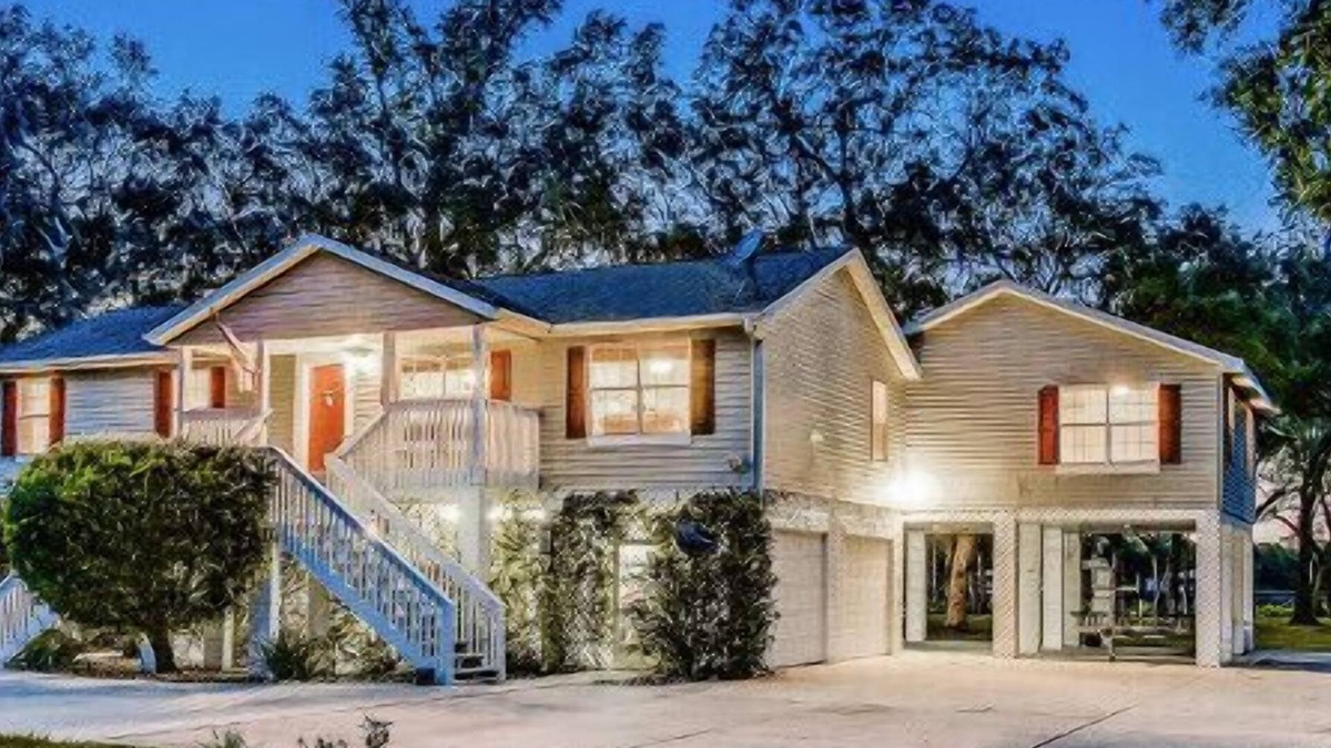 Palatka House | WATERFRONT, Sleeps 16,2 Docks, POOL,fire pit, FREE Boats/Wedding VENUE