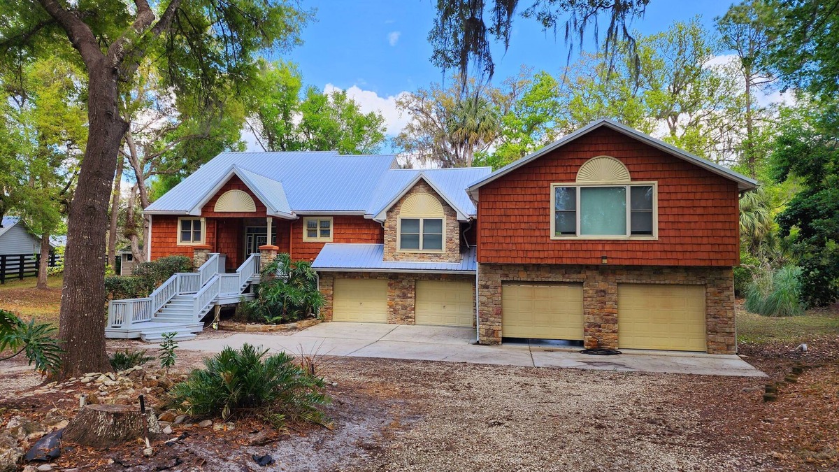 Crystal River House | WATERFRONT Sleeps 12!