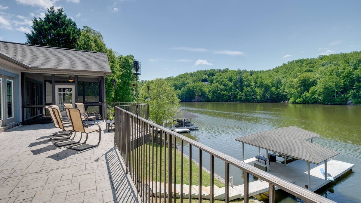 Goodview House | Waterfront Smith Mountain Lake Home w/Boat Dock!