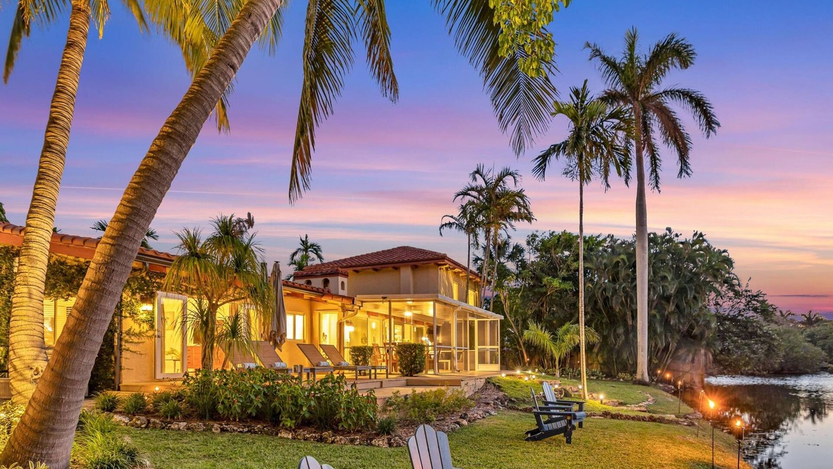Birch Park Finger Streets House | Waterfront/Steps to Beach/Heated Pool/Casablanca Key/Residence