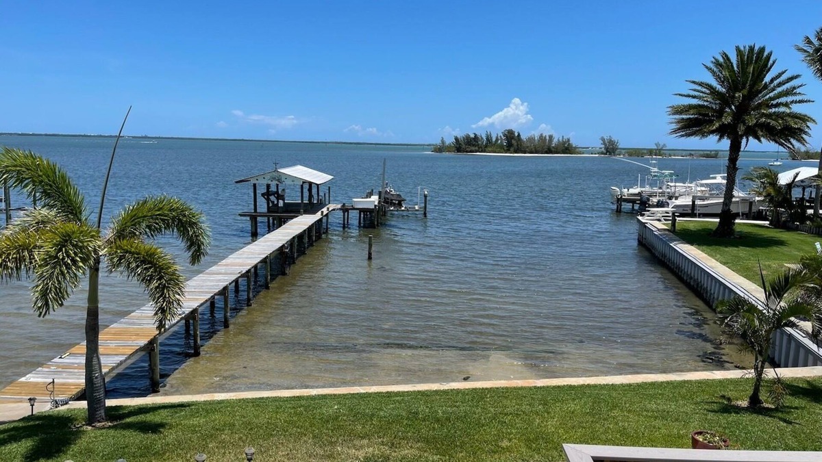 Roseland Apartment | Waterfront Studio with pool and boat dock