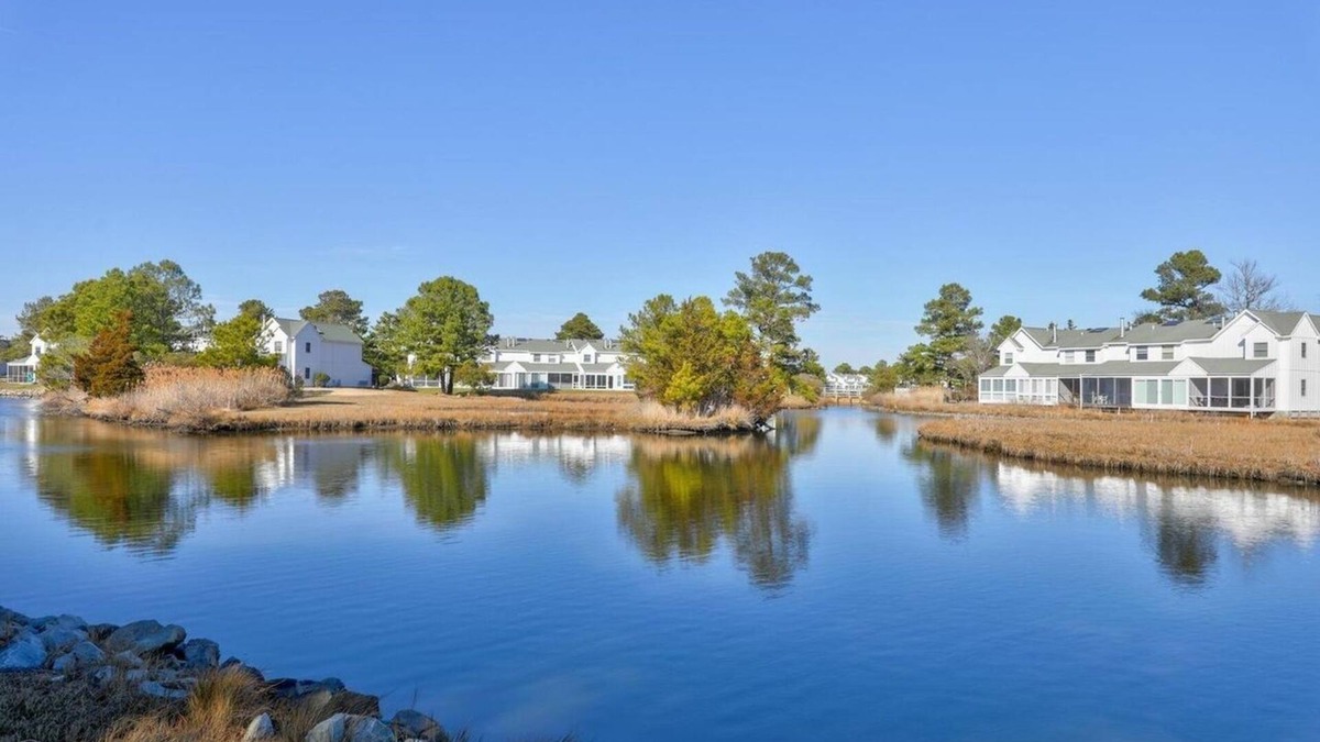 Selbyville House | Waterfront townhome minutes to beach w 2 pools