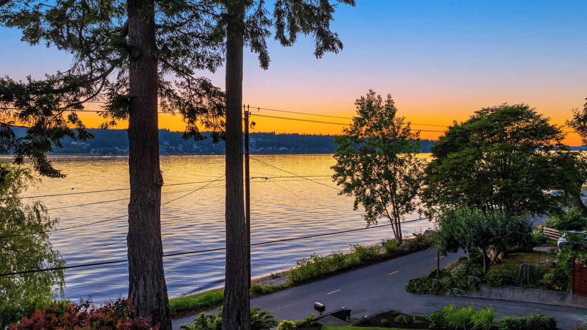 Bainbridge Island Cottage | Waterfront Tranquility on Crystal Springs