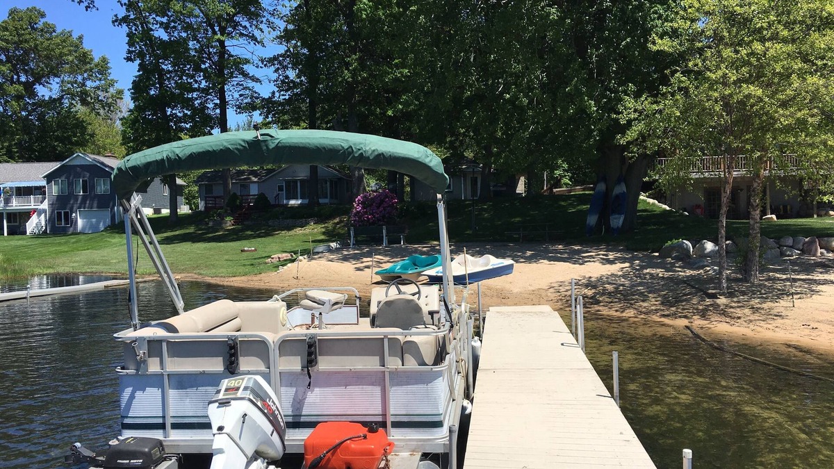 Twin Lake Cottage | Waterfront Twin Lake/Muskegon - Fall Colors - Pontoon - Kayaks - Paddle Boats