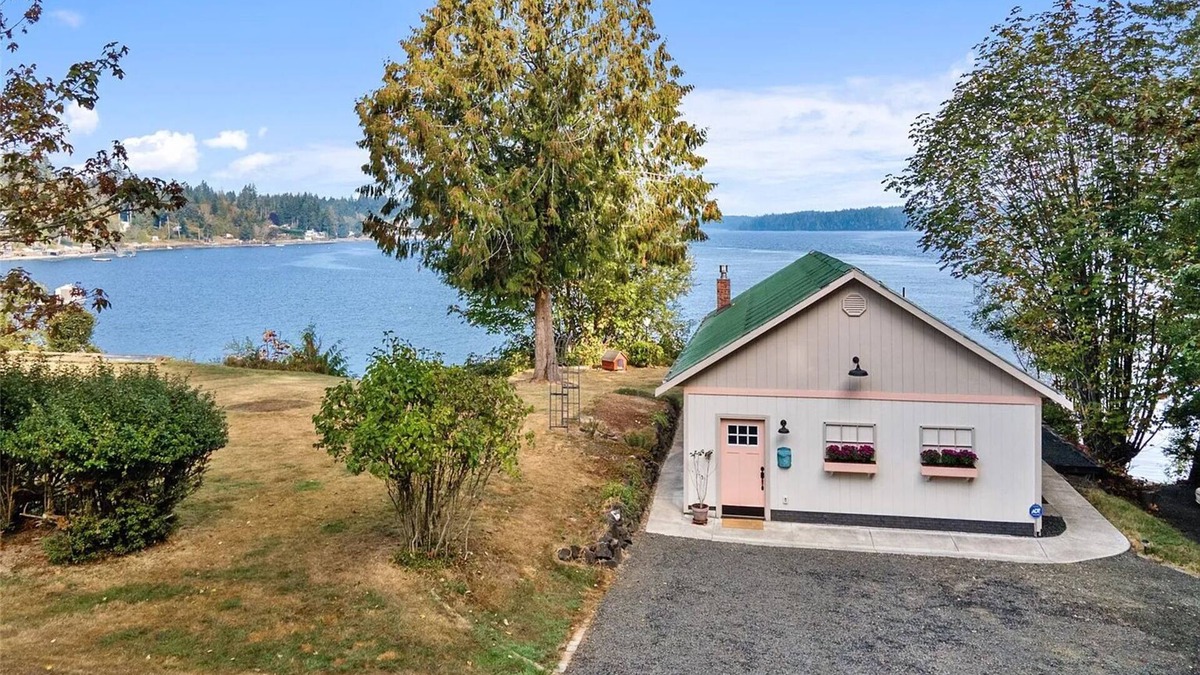 Shelton Cottage | Waterfront vacation cottage on Puget Sound. Kayak from your private beach. Unsurpassed views of Pickering Passage and the Hartstein Island bridge. South end of the Olympic Peninsula, complimentary kayaks.