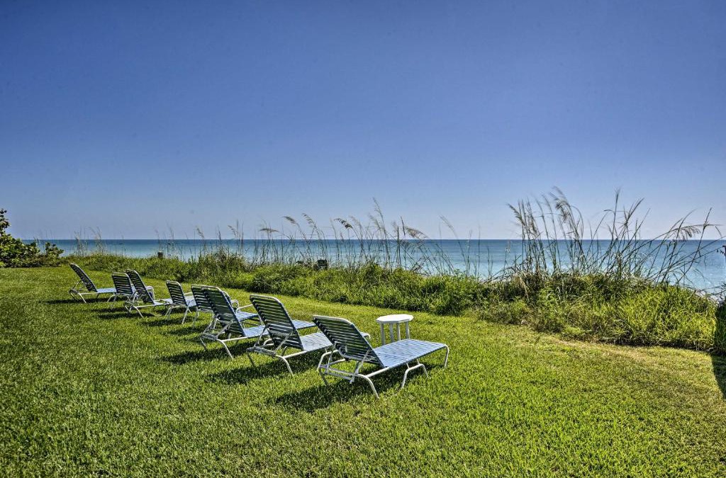 Central Beach Apartment | Waterfront Vero Beach Condo with Ocean-View Balcony