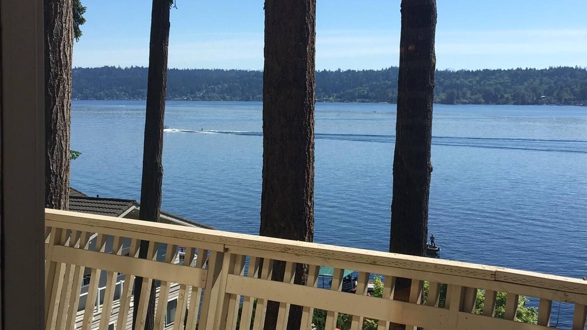 East Lake Hills House | Waterfront & View-Near Seattle on Lake Sammamish in Bellevue