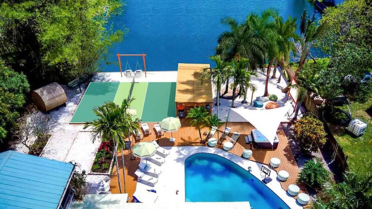 Lake Clarke Shores Villa | Waterfront Villa | Pickeball, Pool, Sauna, Cinema