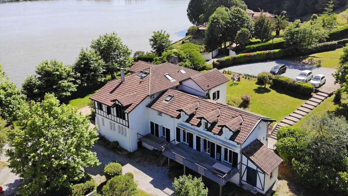 Bayonne House | Waterfront villa - Swimming pool and tennis court