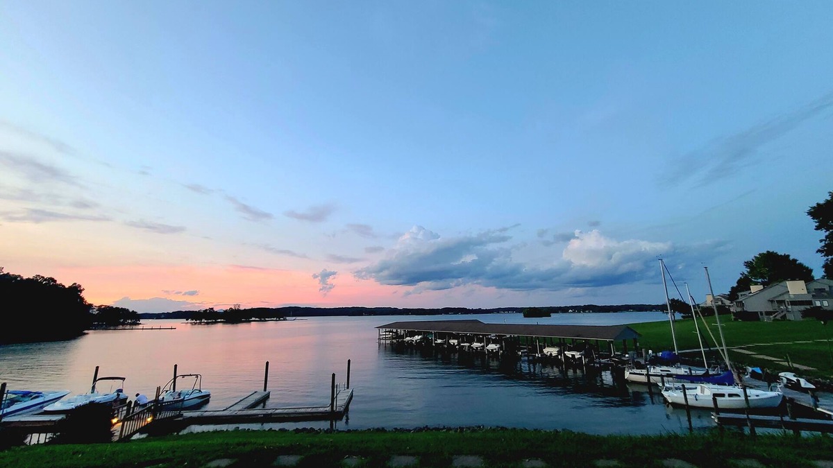 North Shore Condo | Waterfront Wonder - Steps to the Lake - Ground Floor!