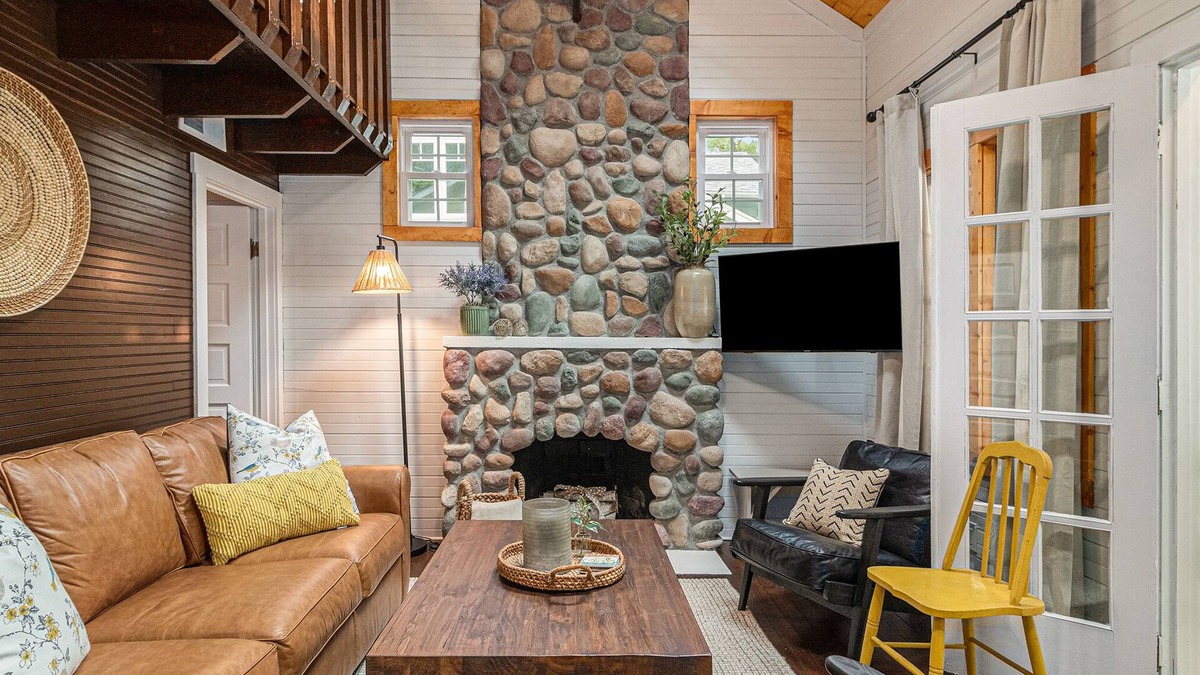 Grass Lake Cottage | Waterloo Cottage - Beautiful Lakefront Cottage at Clear Lake Near Chelsea, MI.