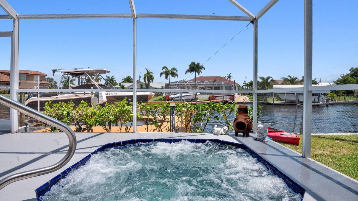 Caloosahatchee House | Waterloo: River Views! Spa! Heated Pool! 2+ Kings! Kayaks! Welcome to Paradise