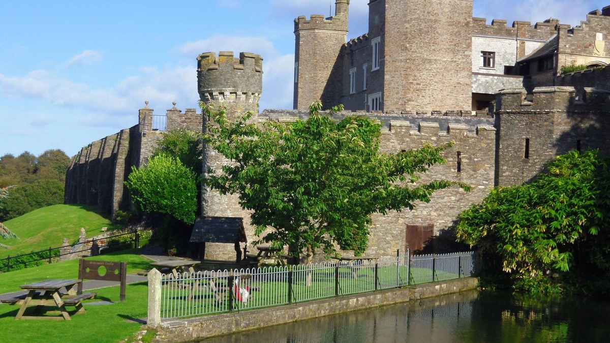 Watermouth Cottage | WATERMOUTH CASTLE, CLOCK TOWER APARTMENT, with pool in Ilfracombe