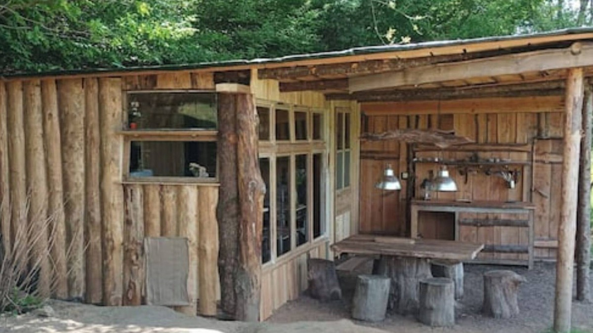 Saint-Eloy-les-Tuileries Cabin | Waterside cabin in the Corrézienne countryside
