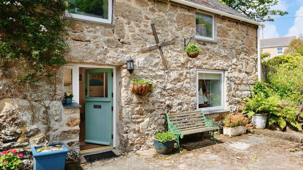 Chysauster Cottage | Waterside Cottage, rural St Ives, 7 minutes to the nearest beach