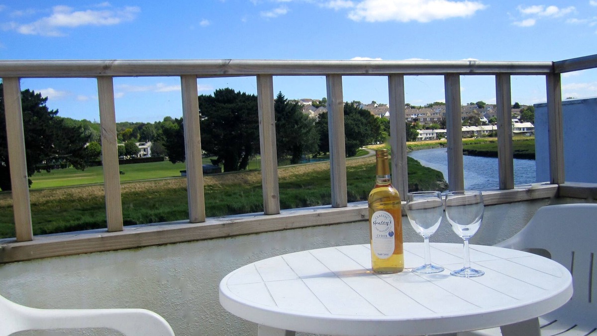 Wadebridge House | Waterside Cottage Wadebridge River views Camel Trail Cycling Free Wi-Fi Cornwall